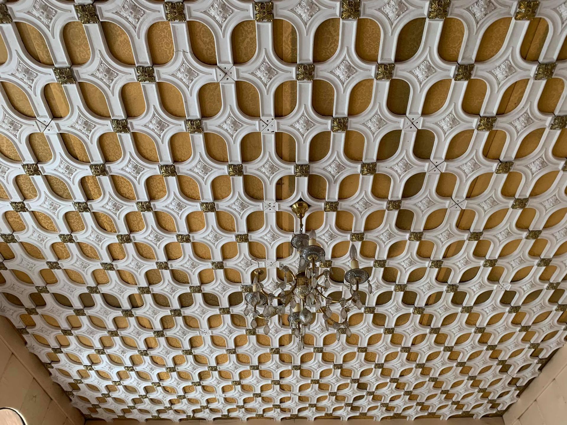 (01)